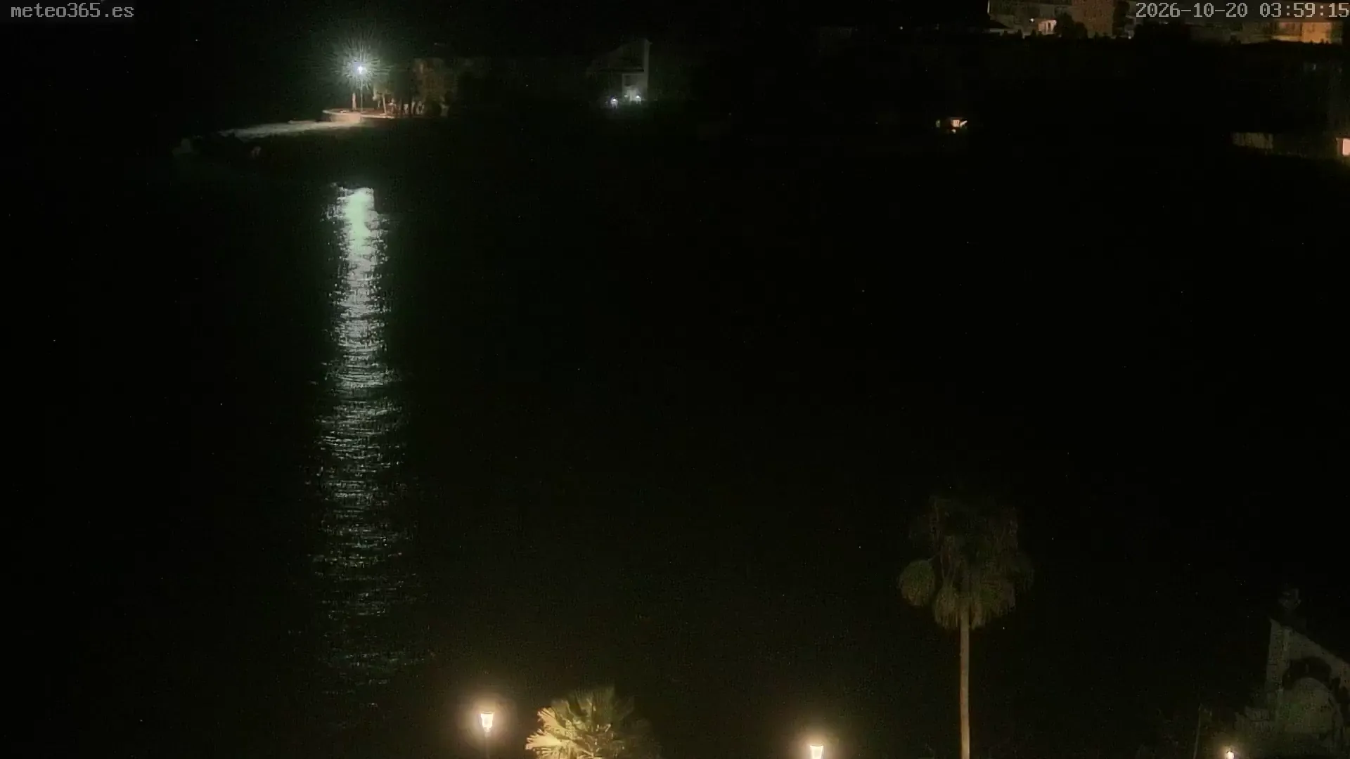 Nerja – Playa El Salón – Live Nerja: Stranden El Salón mitt i Nerja, nedanför Balcón de Europa.